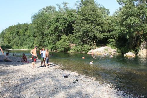 Un groupe de personnes debout sur la rive d'une rivière dans l'établissement Gîtes NouLou, appartementen in Saint-Denis, à Saint-Denis