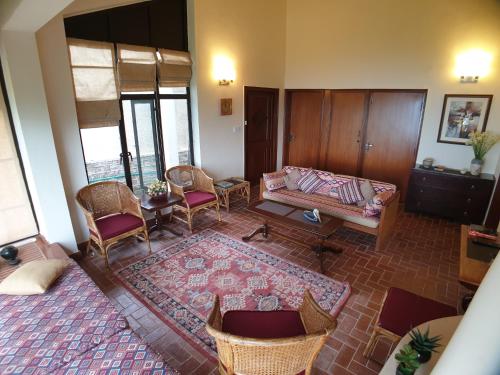 vistas panorámicas a una sala de estar con sofá y sillas en Bhurban Valley Cottages 2 en Bhurban