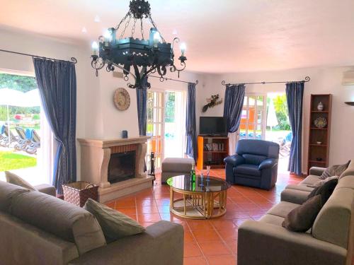 5 Bedroom Private Villa Tenazinha III, pool, garden, BBQ