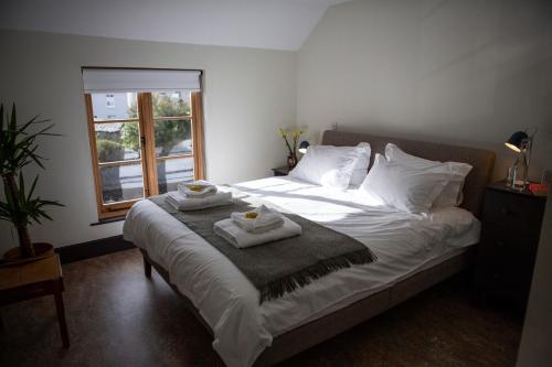 Una cama o camas en una habitación de The Leaping Salmon