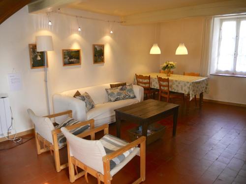 - un salon avec un canapé et une table dans l'établissement vakantiehuis Morvan, à Dun-sur-Grandry