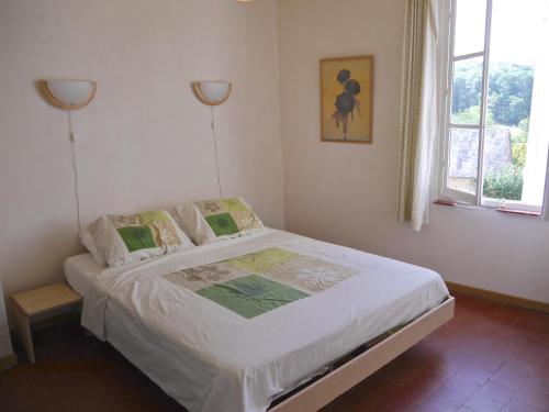 a bedroom with a bed and a window at vakantiehuis Morvan in Dun-sur-Grandry