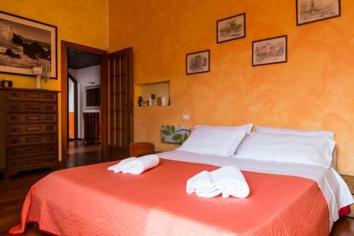 a bedroom with a bed with two towels on it at Casa↨di Amore e Psiche in Verona