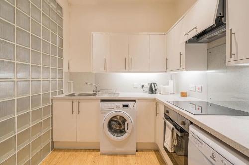 Una cocina o zona de cocina en 2BR Grassmarket Apartment with Castle View