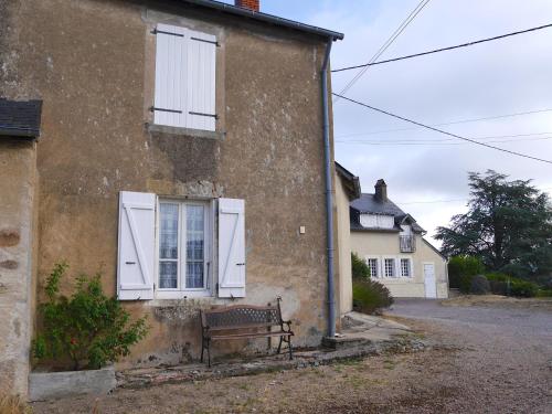 un banc à l'extérieur d'un bâtiment avec fenêtre dans l'établissement vakantiehuis Morvan, à Dun-sur-Grandry