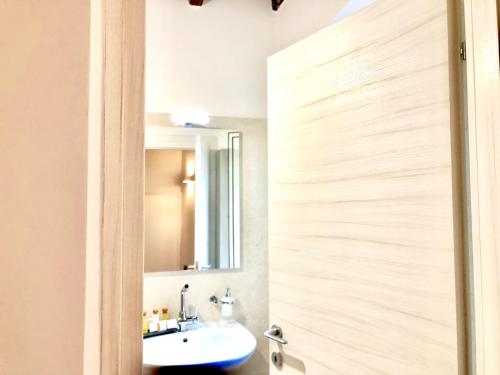 un bagno con lavandino e specchio di Heart Palace Fontana di Trevi a Roma