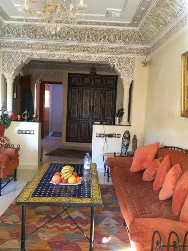 sala de estar con sofá y mesa en Zina, en Marrakech