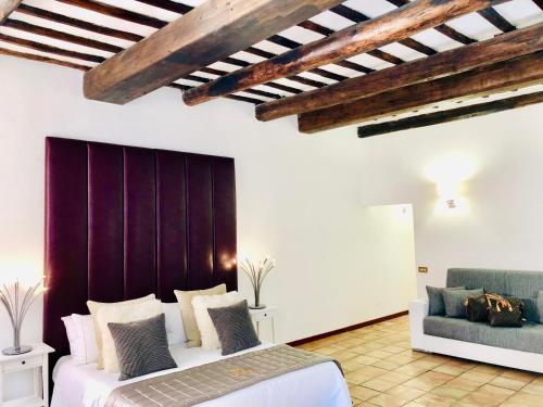 1 dormitorio con 1 cama grande y 1 sofá en Heart Palace Fontana di Trevi, en Roma