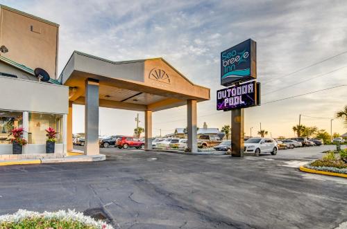 a fast food restaurant with a sign in a parking lot at Seabreeze Inn - Fort Walton in Fort Walton Beach