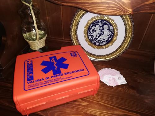 an orange box with a sign on top of a table at Antica Dimora del Drengot in Acerenza
