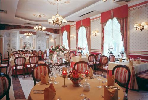 a dining room filled with tables and chairs at Hotel Aleksander in Włocławek