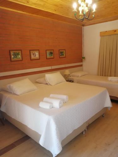 a bedroom with two beds with towels on them at Encanto Rural in Bella Vista