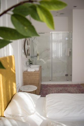 a bedroom with a shower and a bed and a sink at Deák20 Residence in Szeged