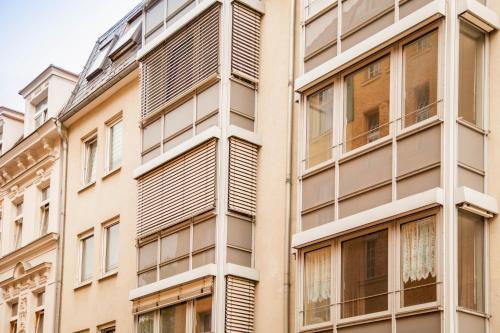 a facade of a building with windows at Fewo Goldene Krone Leipzig mit Tiefgarage in Leipzig