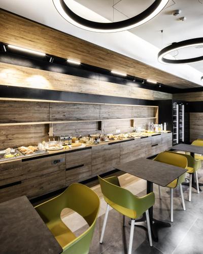 a restaurant with tables and chairs and a buffet at Best Western Hotel Corsi in Torrimpietra
