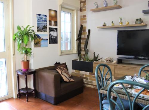 a living room with a couch and a flat screen tv at B&B Atlante in Palermo
