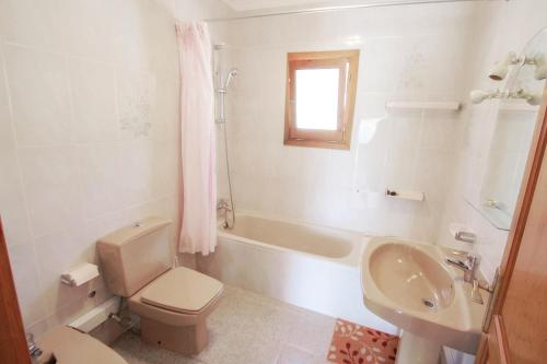 Et badeværelse på Finca Alhambra - spacious and characterful property in Benissa