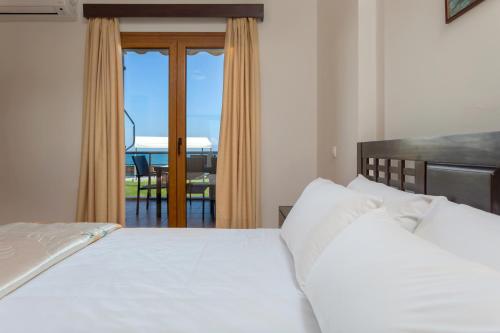 מיטה או מיטות בחדר ב-Venetico Beachfront Apartments & Suites - 2 Bedroom Apartment