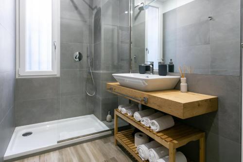 bagno con lavandino, doccia e vasca di Milanofierapartments a Milano