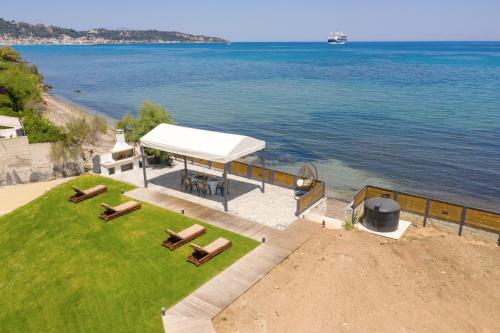 Gambar di galeri bagi Venetico Beachfront Apartments & Suites - 2 Bedroom Apartment di Argasi