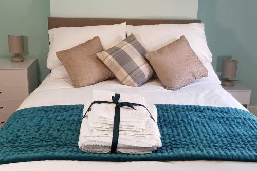 uma cama com duas toalhas e almofadas em Chester City Centre House, Recently Furnished em Chester