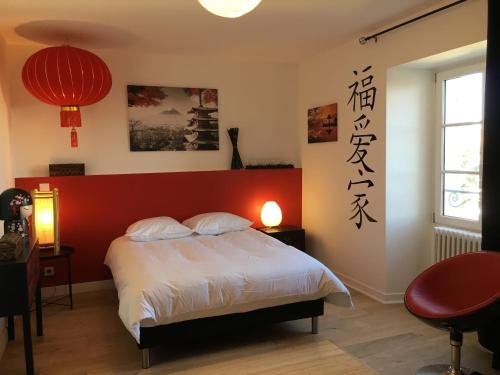 - une chambre avec un lit doté d'une tête de lit rouge dans l'établissement Le Fuji centre la Brèche wifi calme vue jardin, à Niort