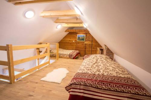 Katil dua tingkat atau katil-katil dua tingkat dalam bilik di Chalupa pod zámkem