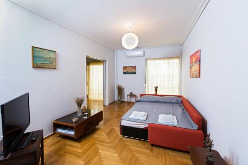 um quarto com uma cama e uma televisão de ecrã plano em Christina's flat em Atenas