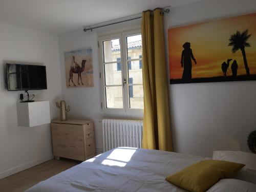 une chambre avec un lit et une fenêtre dans l'établissement Le Sirocco centre la Brèche wifi linge de pressing, à Niort