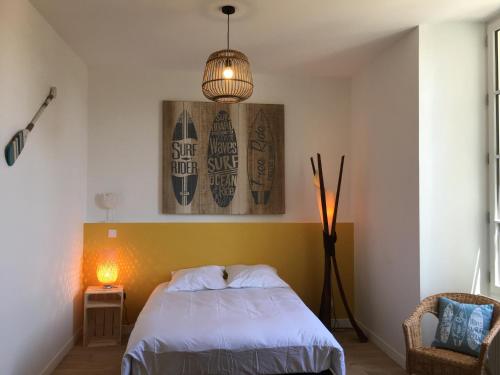 - une chambre avec un lit et une lampe pendant dans l'établissement Le Beach centre la Brèche wifi vue jardin, à Niort