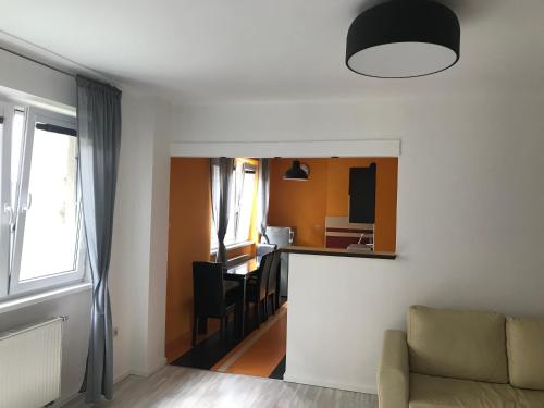 ein Wohnzimmer mit einem Sofa und einer Küche in der Unterkunft Apartmán Hodruša-Hámre in Hodruša