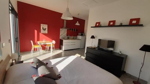 um quarto com uma cama branca e uma parede vermelha em Villa Quatra aux portes d'Aix-en-Provence em Éguilles