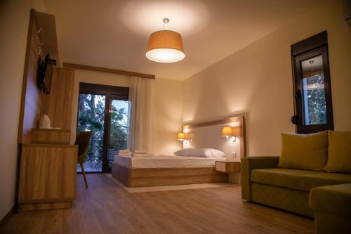 1 dormitorio con cama, sofá y ventana en Apartments E&S en Ulcinj