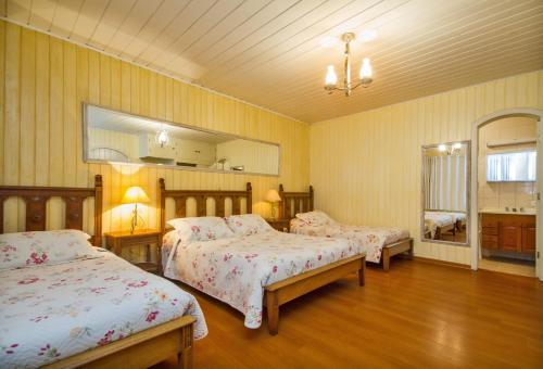 A bed or beds in a room at Jardim Nevada
