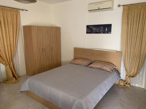 Un dormitorio con una cama y un armario de madera. en Danai's Loft, en Heraclión