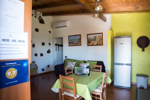 拉斯卡薩斯的住宿－La Casa Verde，一间带桌子和沙发的用餐室
