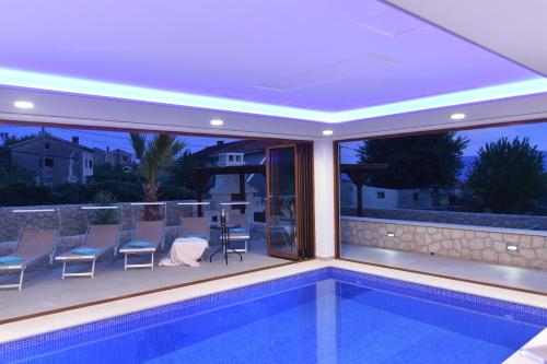 Bazén v ubytování Villa Muskatel KRK -with heated covered pool nebo v jeho okolí
