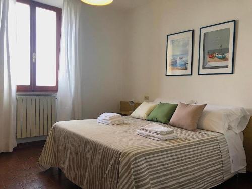 een slaapkamer met een bed met handdoeken erop bij La Torre in Marciana Marina