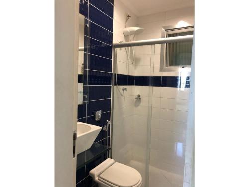 a bathroom with a toilet and a sink at FORTE DA PRAIA 2 in Cabo Frio
