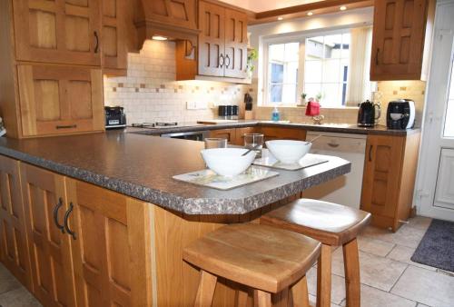 eine Küche mit einer Insel mit zwei weißen Schalen drauf in der Unterkunft ADAIR HOUSE in Ballymena