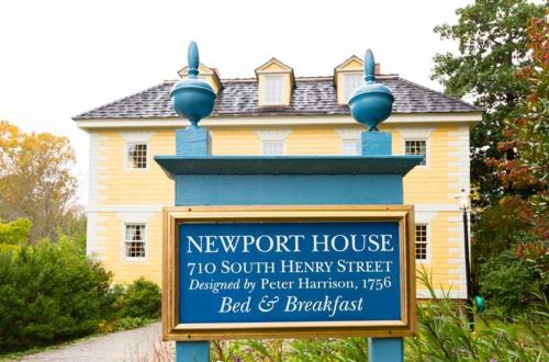 une nouvelle maison portuaire avec un panneau devant elle dans l'établissement Newport House Bed & Breakfast, à Williamsburg