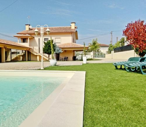 a house with a yard with a swimming pool at Casa de Barreiros in Braga