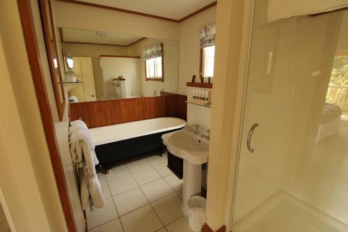 Et badeværelse på Waipoua Lodge