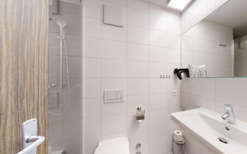サンモリッツにあるOva Cotschna 705の白いバスルーム(シャワー、シンク付)