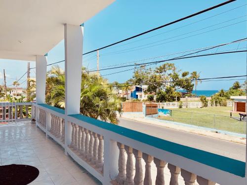 balcón con vistas al océano en Coastal Express Inn & Suites #1 at 681 Ocean Drive, en Arecibo