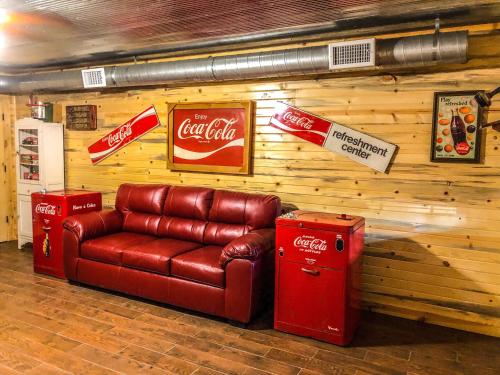 Ein Sitzbereich in der Unterkunft Samantha's Timber Inn