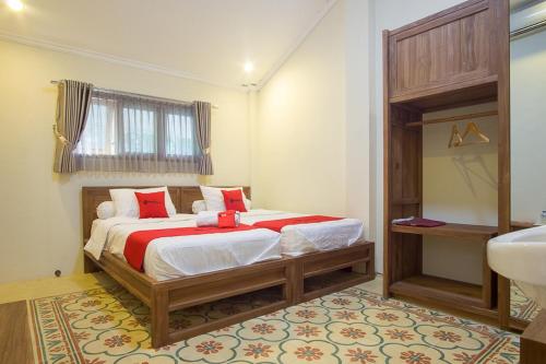 Tempat tidur dalam kamar di RedDoorz @ Letjend S. Parman Pacitan