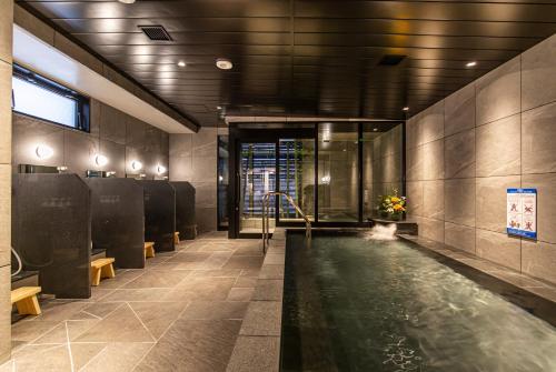 a bathroom with a swimming pool in the middle of a building at HOTEL AMANEK Kamata-Eki Mae in Tokyo