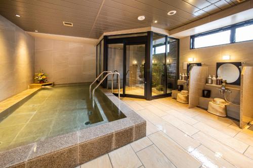 y baño grande con bañera y ducha. en HOTEL AMANEK Kamata-Eki Mae, en Tokio