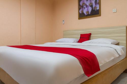 萬隆的住宿－RedDoorz near Istana Plaza 2，一张白色的大床,上面有红毯